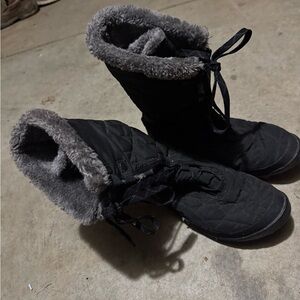 Columbia Black Quilted Winter Boots with Grey Faux-Fur Cuff